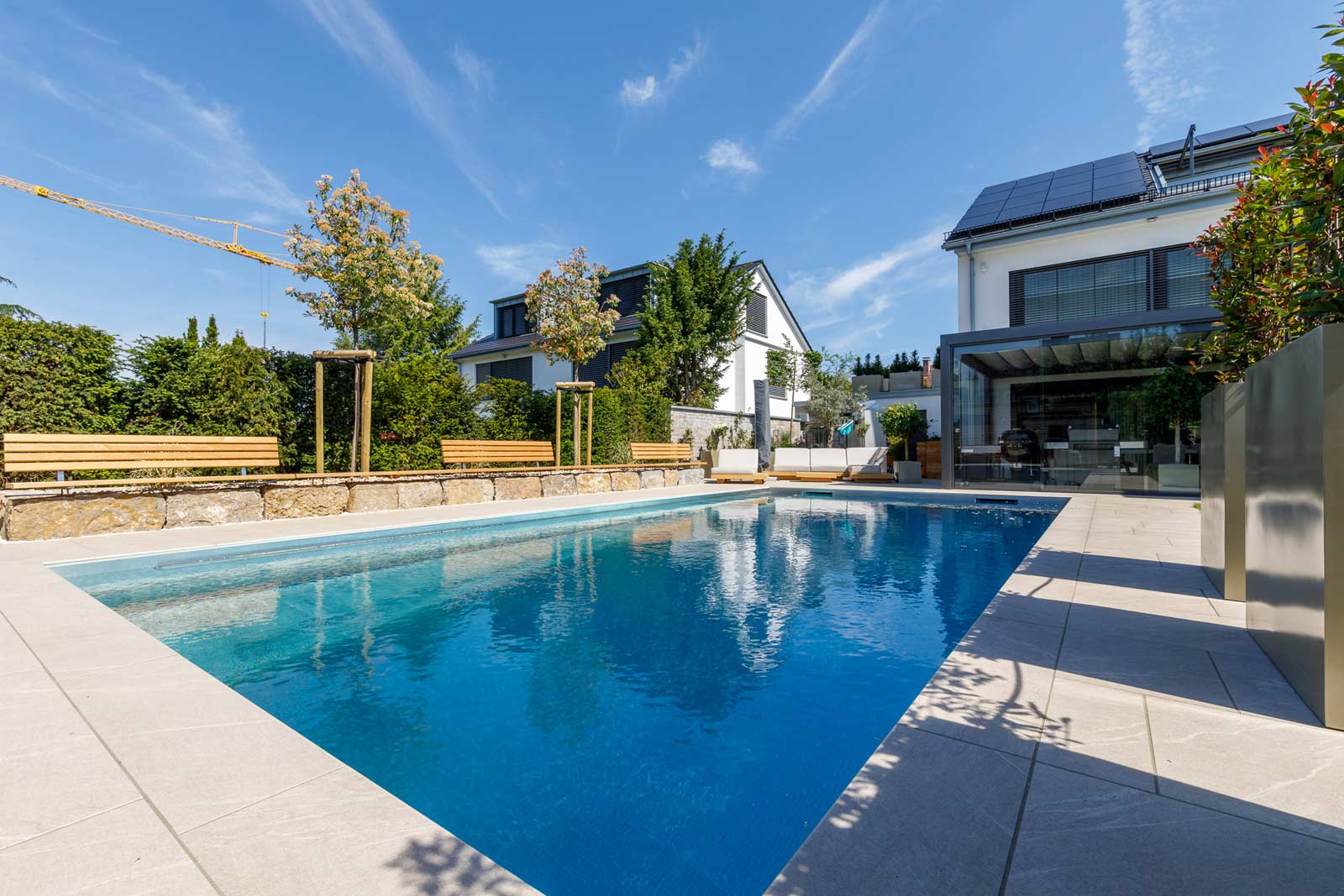 Swimmingpool In Harmonie Mit Haus Und Garten