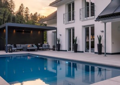 Moderne Terrassengestaltung Mit Lounge Und Pool